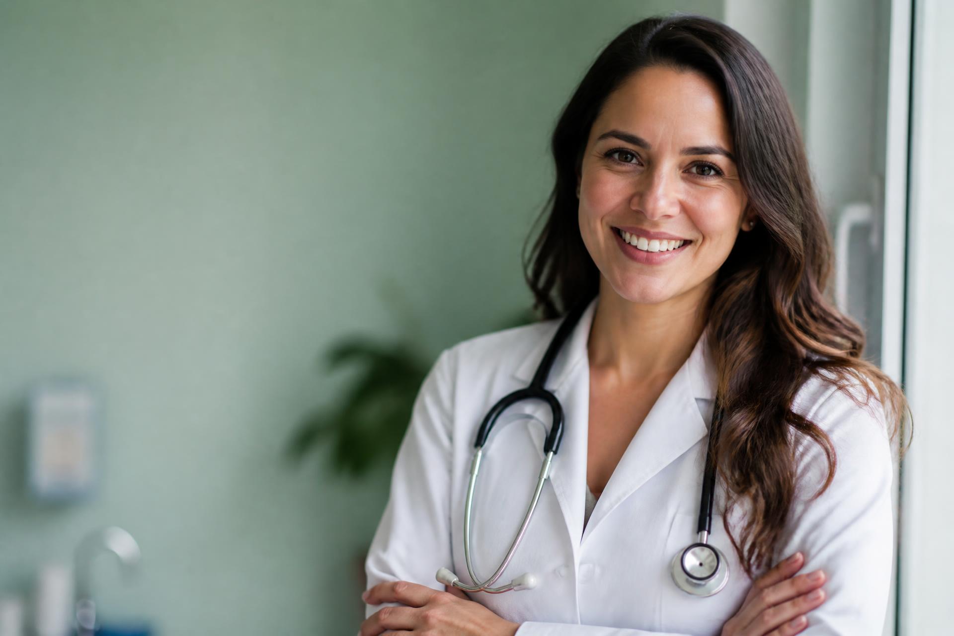 Médica da Delarue em ambiente clínico acolhedor